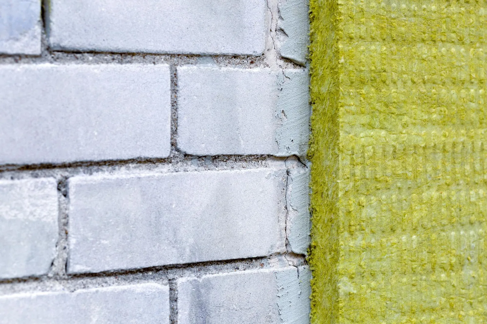Průmyslové lepení izolačních panelů a stavebních materiálů – kašírování desek hot meltem
