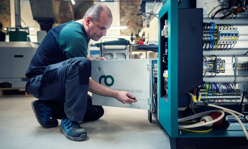 Service of gluing equipment