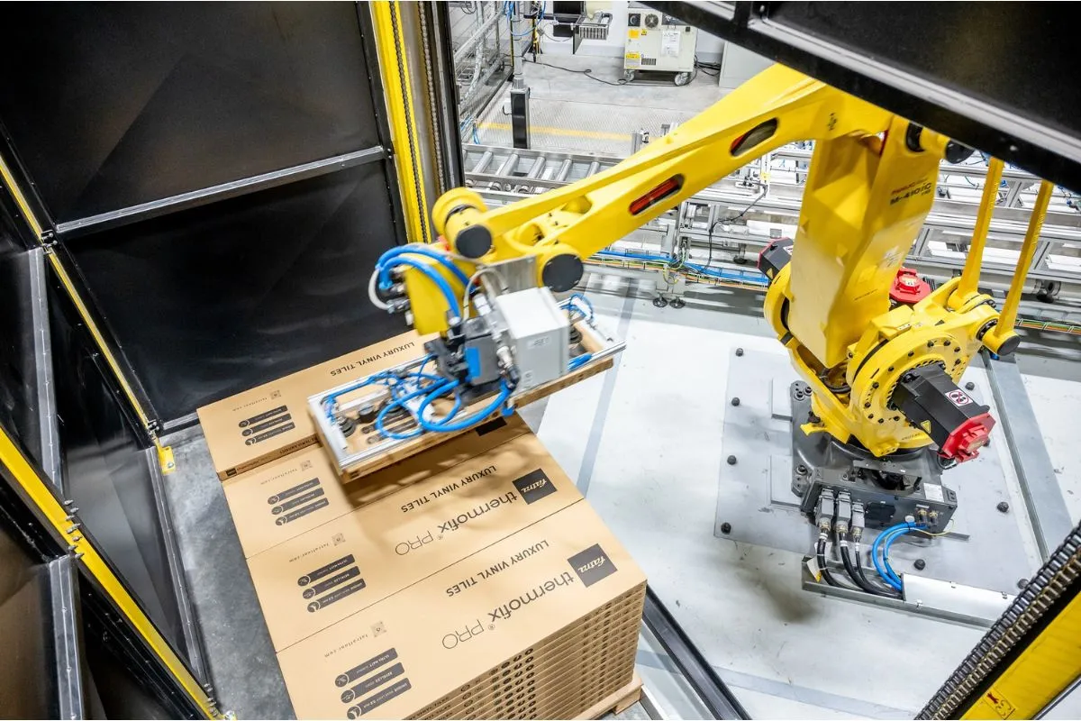 10 sekund po zalepení ukládá každou krabici na paletu průmyslový robot.