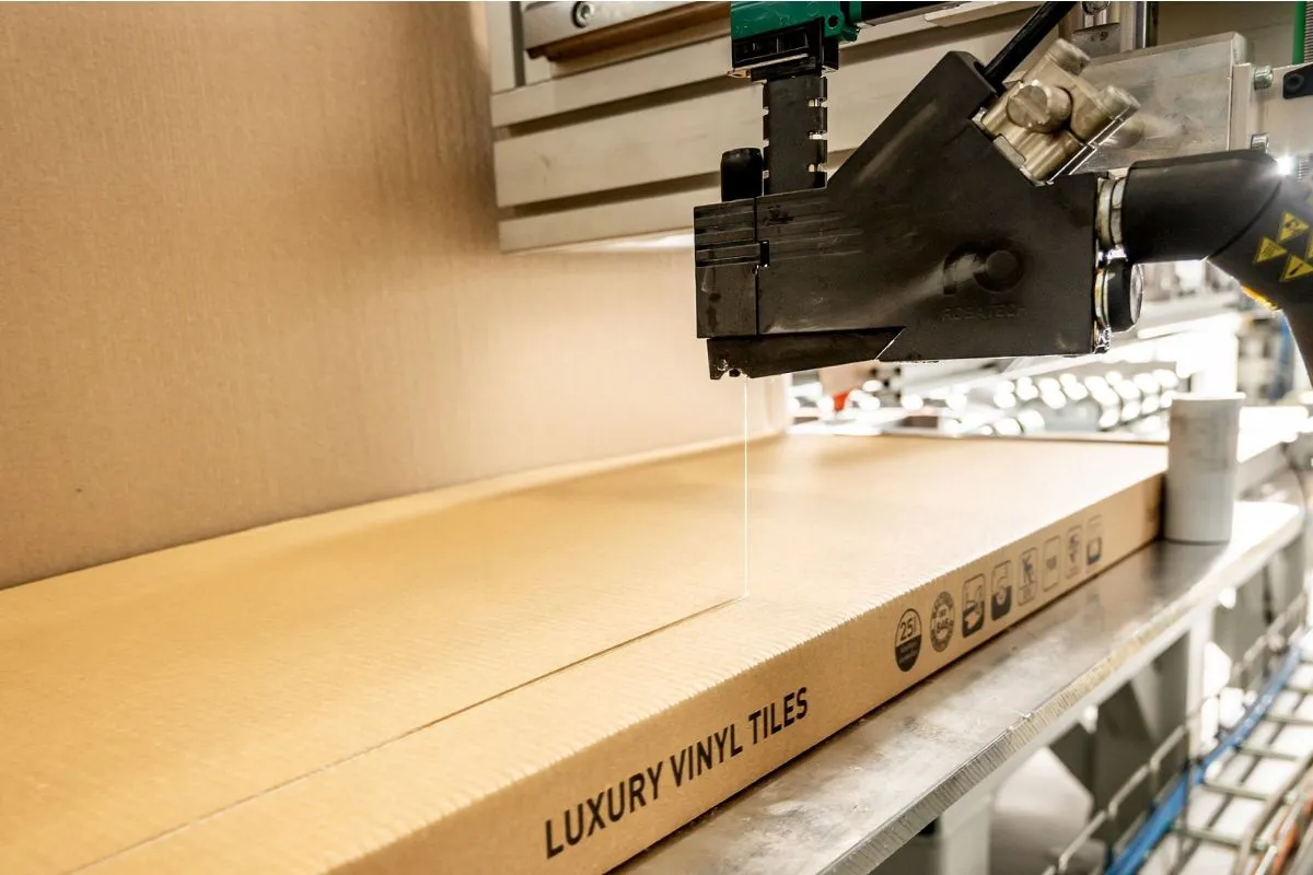 Fallstudie: Automatisiertes Kleben von Kartonverpackungen für das Unternehmen Fatra
