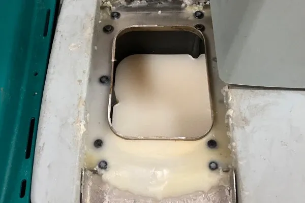 Přeplněný tank kontaminovaný lepidlem