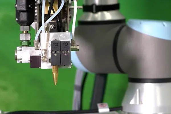 Lepení pomocí průmyslového robotu