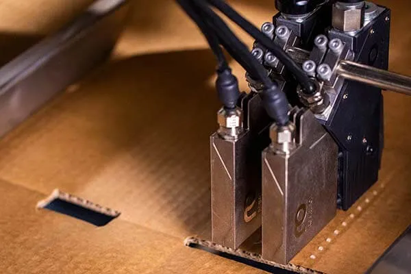 Elektricky ovládané aplikační hlavy jsou pro přeršovaný nános lepidla ideální