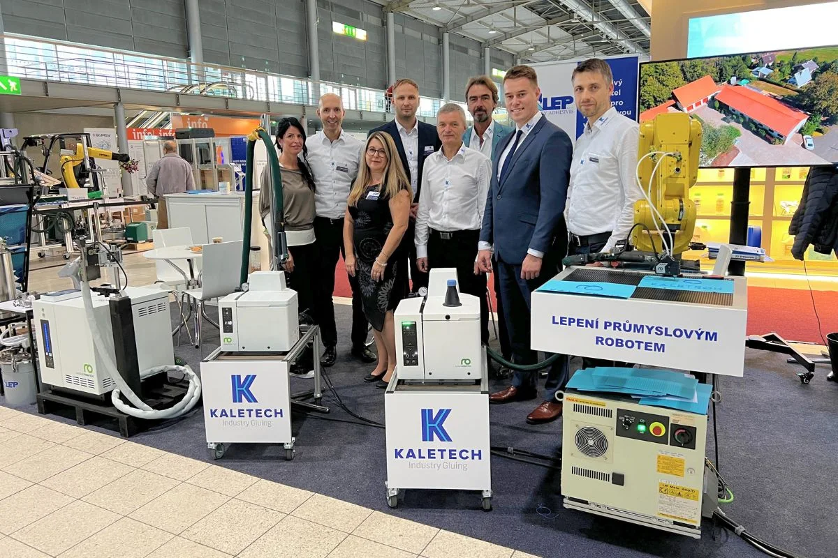 Tým Kaletech u veletržní expozice na Mezinárodním strojírenském veletrhu v Brně