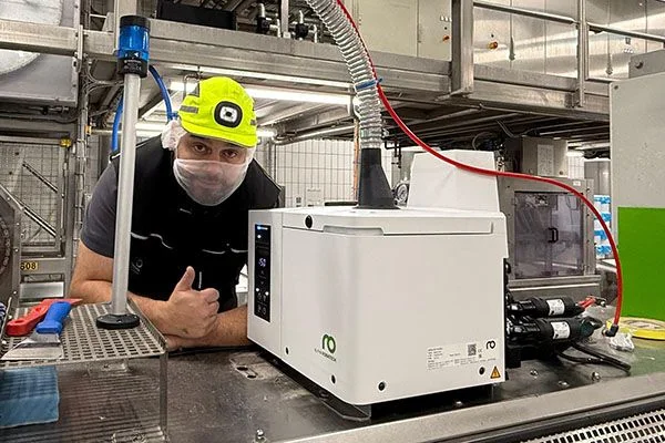 DE-VAU-GE – Servicetechniker von Robatech am neu installierten Schmelzgerät Alpha an einer Verpackungslinie