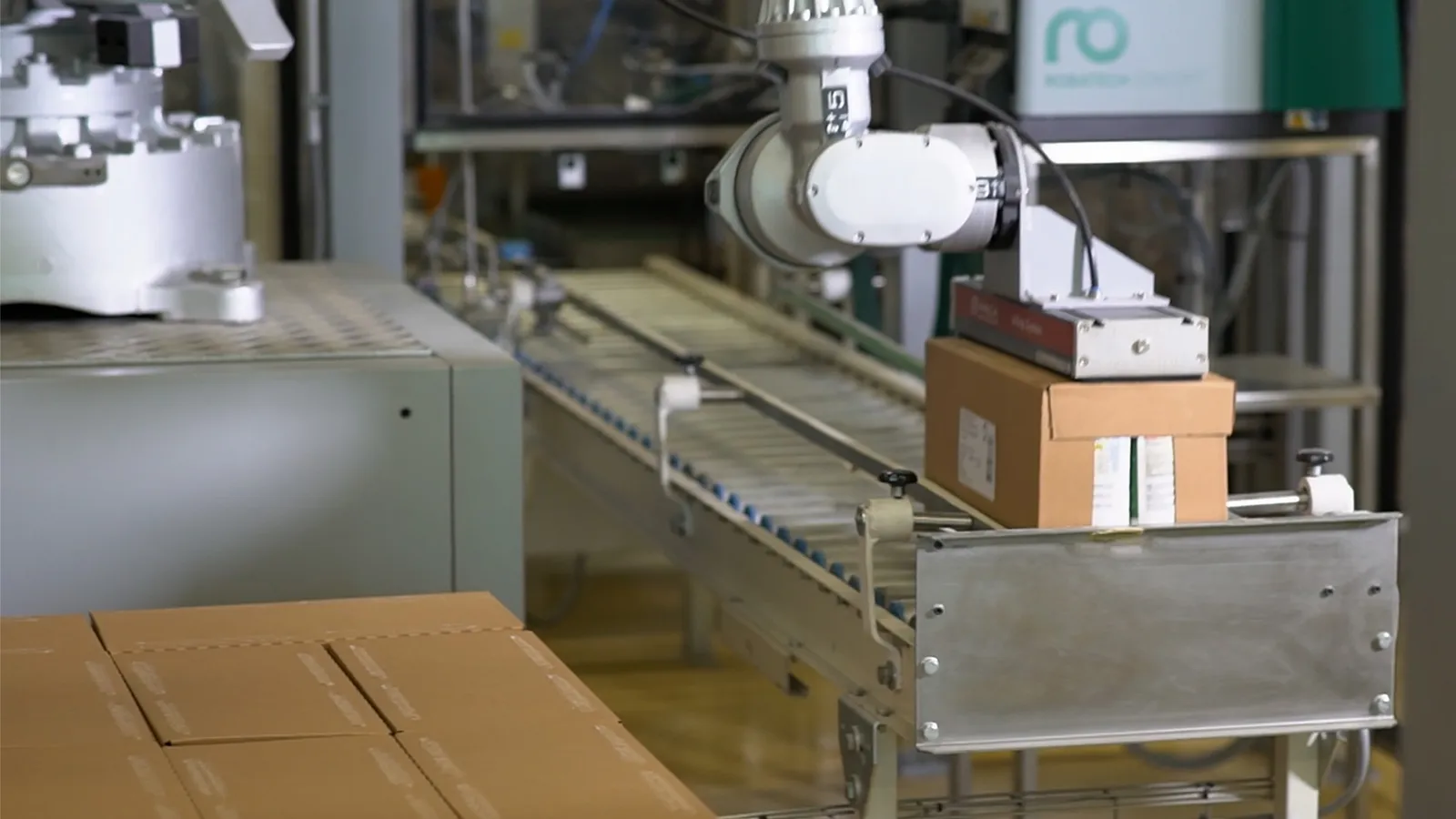 Vrstvení balení na paletu pomocí paletizačního robotu