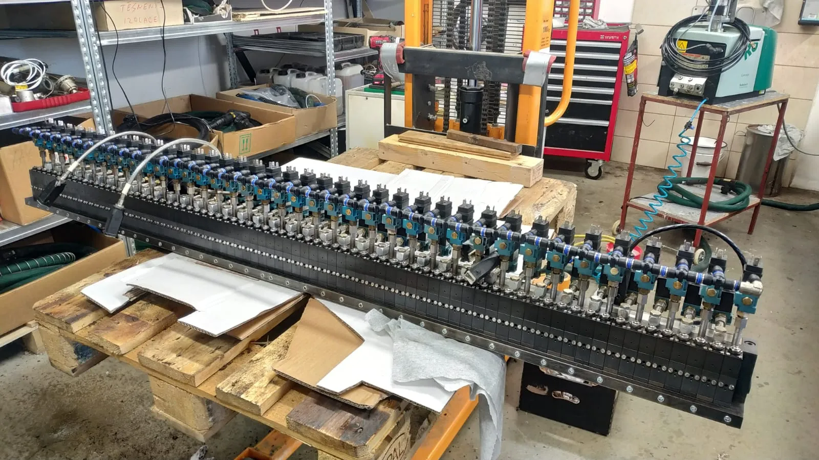 Universal adhesive application head - one production line for multiple products