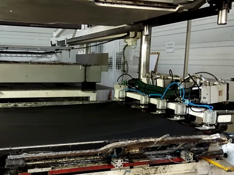 Plošný sprejový nános lepidla na kompozitní materiál a textil