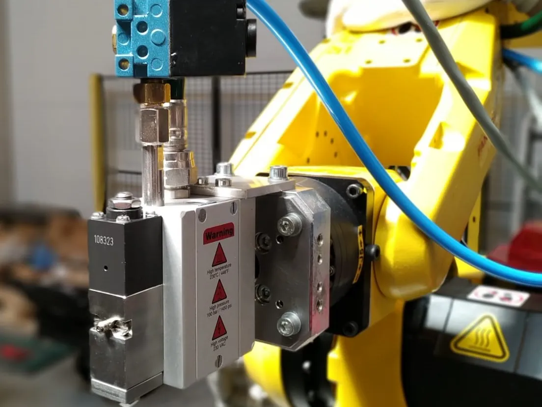 Robotická aplikace disperzního lepidla pro výrobce nábytku